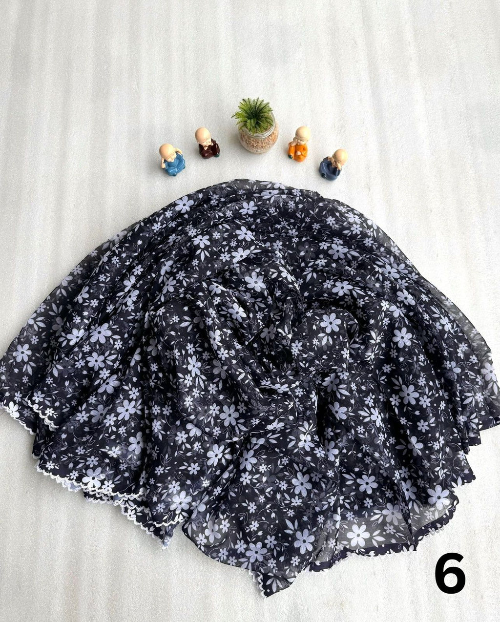 Floral Printed Chiffon Saree With Scalloped Border