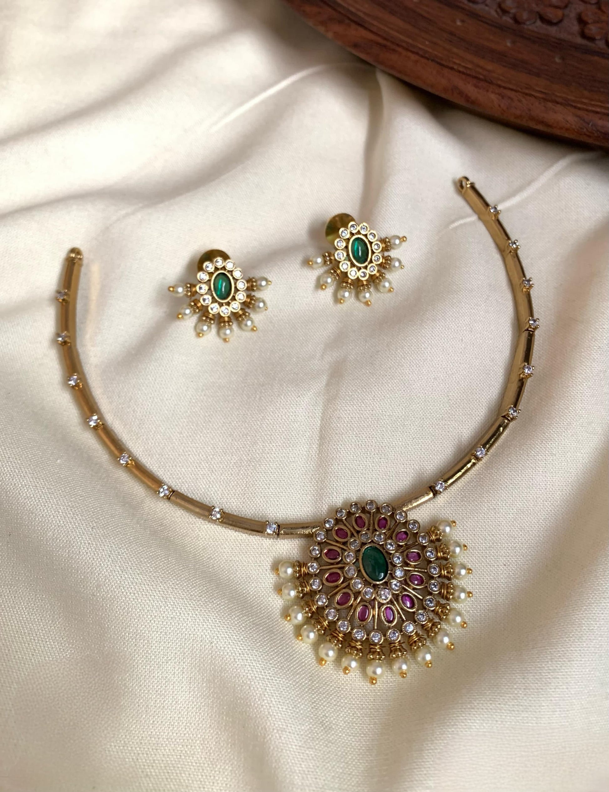 Traditional Pendant Chokerset