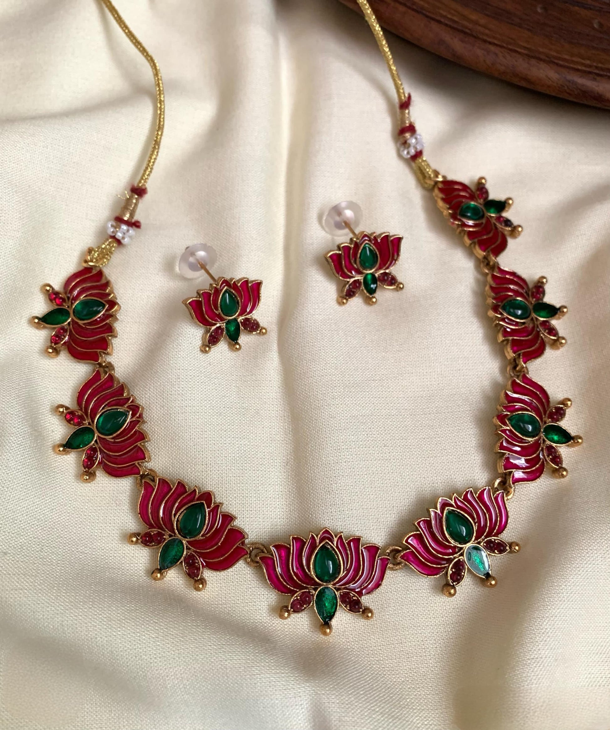 Lotus Enamel Chokerset